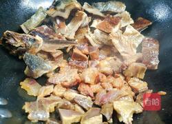腊肉烧腊鱼的做法图解7