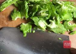 甜椒炒苦瓜的做法图解2