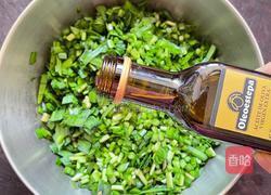 虾仁韭菜盒子的做法图解3