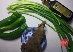 蒜苗卤牛肉的做法图解1