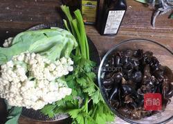 木耳炒花菜的做法图解1