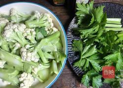 木耳炒花菜的做法图解2