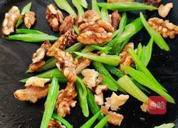 香煎芹菜核桃仁的做法图解6