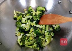 腊肠炒西兰花的做法图解5