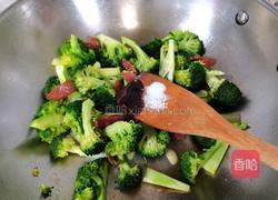 腊肠炒西兰花的做法图解7