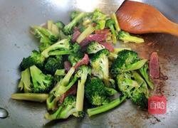 腊肠炒西兰花的做法图解9