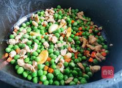 豌豆炒肉的做法图解12