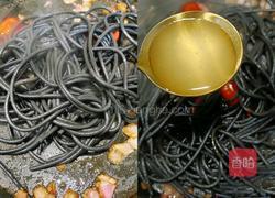 番茄大虾墨鱼面的做法图解7