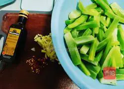 Illustration of how to make lettuce sticks with juice 2