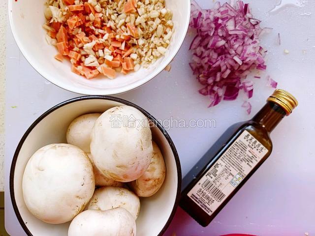 准备食材：奥莱奥原生橄榄油、口蘑、火腿、洋葱，