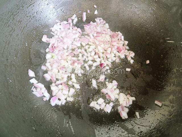 锅中少量橄榄油，先炒香洋葱碎，