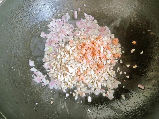 在倒入口蘑根、火腿丁翻炒，