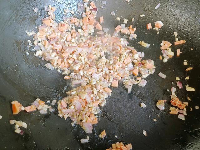 玫瑰盐、黑胡椒碎调味盛出，