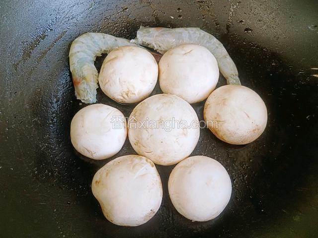 另起锅适量橄榄油，放入口蘑、两个冰箱遗留的大虾，