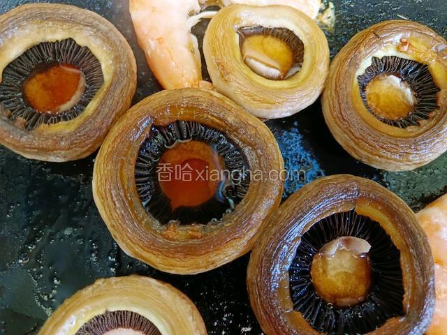 一面煎两分钟，在反过来煎至口蘑出水，