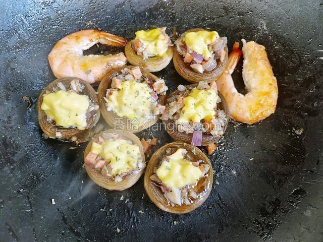 芝士融化，撒点欧芹碎出锅。