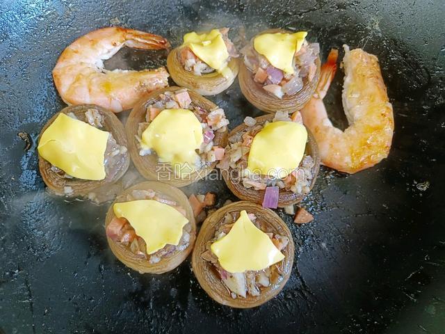 盛入之前炒好的馅料，再放点芝士，