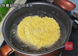 蛋炒方便面的做法图解1