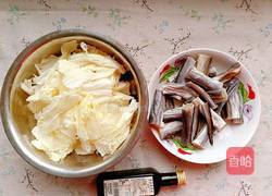白菜炖鳗鱼干的做法图解1