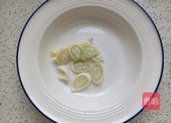 海鲜菇炒火腿肠的做法图解3