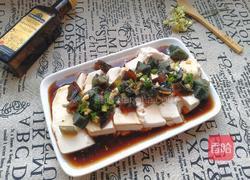 橄榄油皮蛋拌豆腐的做法图解1