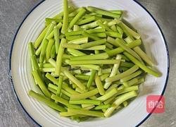 【春季养生菜】蒜苔小炒肉的做法图解1