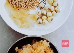 银耳莲子百合麦仁红枣雪梨粥的做法图解1