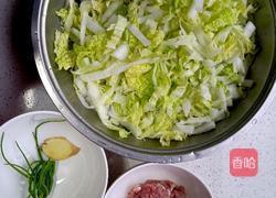 白菜炒肉丝的做法图解1