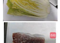家常版白菜炖五花肉的做法图解1