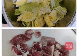 家常版白菜炖五花肉的做法图解2