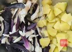 土豆炖茄子的做法图解1