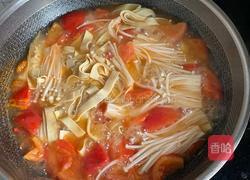 西红柿金针菇豆皮汤的做法图解2