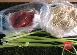 芹菜瘦肉炒面的做法图解1