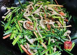 韭菜花炒肉丝的做法图解6
