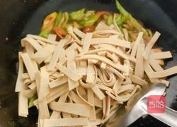青椒炒豆腐皮的做法图解5
