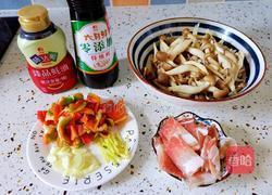 蟹味菇炒辣椒的做法图解1