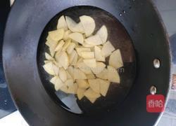 白菜土豆炒香肠的做法图解2