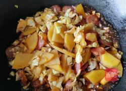 白菜土豆炒香肠的做法图解8