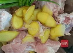 菌菇莲藕排骨汤的做法图解2