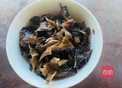 豌豆荚炒耳子的做法图解2