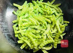 豌豆荚炒耳子的做法图解3