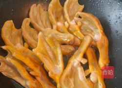 钉螺鸭爪煲的做法图解2