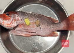 清蒸红鱼的做法图解1
