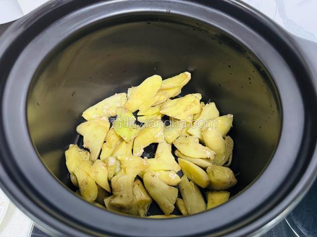 準備好已經氽水炒幹的薑