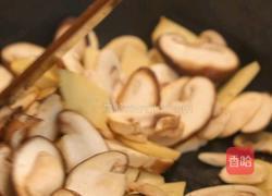 双菇烩冬笋的做法图解4