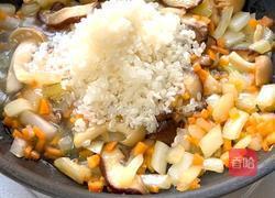三文鱼菌菇蒸饭的做法图解4