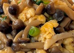 入口滑嫩、菌菇鲜香的菌菇滑蛋真的绝了～超简单哟～