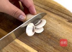 黑椒口蘑煎鸡肉的做法图解3