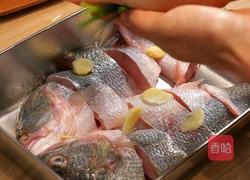 葱烧鲈鱼的做法图解1