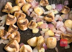 黑松露奶油蘑菇炖鸡的做法图解3